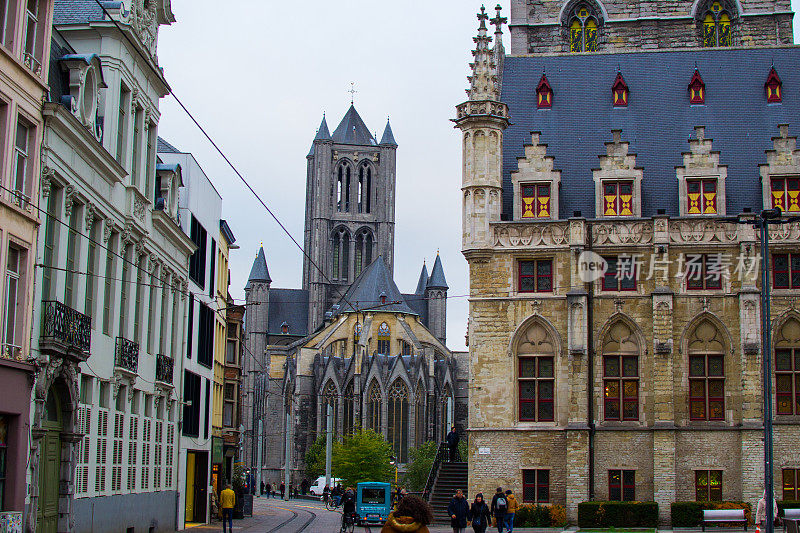 圣尼古拉斯教堂(Sint-Niklaaskerk)和钟楼(Het Belfort)在根特，比利时，欧洲的前景
